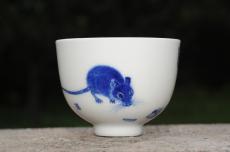 紫砂壶图片：生肖鼠 景德镇全手工手绘青花主人杯 - 紫砂壶之家