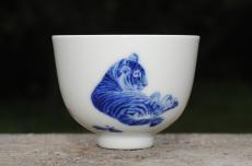 紫砂壶图片：生肖虎 景德镇全手工手绘青花主人杯  - 紫砂壶之家