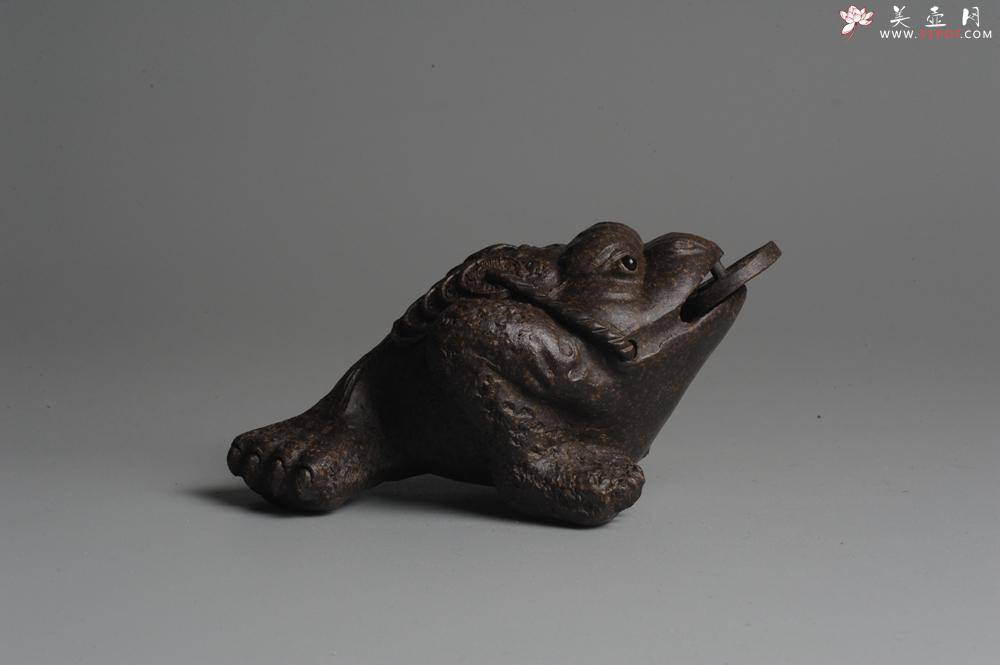 紫砂壶图片：美宠双节特惠 肌理丰富 古铜泥小金蟾茶宠 口吐金钱 招财宝 - 紫砂壶之家紫砂壶网