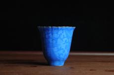 紫砂壶图片：纯手工景德镇摹古雍正蓝色扒花杯 灰常精致 送女友老婆 适合女士 - 紫砂壶之家