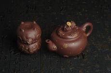 紫砂壶图片：美壶年底特惠 精工好泥福气金猪套壶 一壶二杯 出水如柱 高档包装 送礼佳品 - 紫砂壶之家