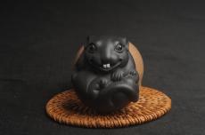 紫砂壶图片：美宠特惠 精致黑料  数（鼠）你最美 紫砂茶宠摆件  高6cm - 紫砂壶之家