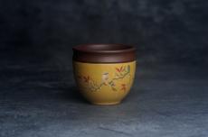 紫砂壶图片：美美杯特惠 精致花鸟紫砂杯 紫泥粉黄金段泥主人杯 茶杯 特文气 - 紫砂壶之家