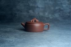 紫砂壶图片：美壶特惠 手工手制紫砂壶特好底槽青假山汉瓦壶 底部刻老虎 栩栩如生 茶壶 茶具 单壶 - 紫砂壶之家