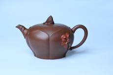 紫砂壶图片：美壶特惠 贴花活灵活现 精致荷花壶 茶人醉爱 - 紫砂壶之家