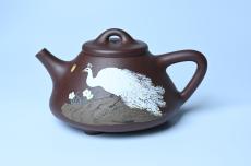 紫砂壶图片：实力派工艺师周斌全手工紫玉金砂子冶石瓢 刻绘孔雀 特文气 - 紫砂壶之家