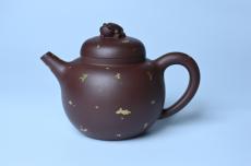 紫砂壶图片：潜力股周小培 全手工原创招财壶200cc 金蟾屹立于壶盖 撒金工艺铺满壶身 寓意黄金落满地 招财进宝 - 紫砂壶之家