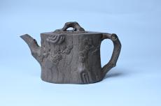 紫砂壶图片：美壶特惠 精致青段泥全松皮 全手工松桩壶 肌理丰富 特文气 - 紫砂壶之家
