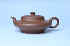 紫砂壶图片：潜力股周小培 特好文革老紫泥 全手工虚扁壶 难度大 好壶期待与您结缘 - 紫砂壶之家