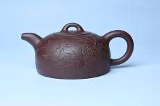 紫砂壶图片：潜力股周小培老师 油润底槽清 卡盖难度相当大 全手工半月紫砂壶 花间渴想相如露,竹不闲参陆羽经 - 紫砂壶之家