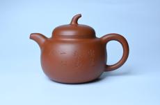 紫砂壶图片：特油润黄龙山小红泥全手工一捺底景舟茄段壶 装饰人物特文气 - 紫砂壶之家