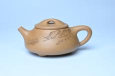 紫砂壶图片：潜力股周小培全手工老黄段泥（家藏老料 油润无比 识者自知）景舟石瓢 装饰鳜鱼图 双贵图 寓意富贵如意 - 紫砂壶之家