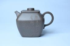 紫砂壶图片：美壶特惠 精致青灰段泥混方巨轮壶 茶壶 无事竹间坐 有情化外游 - 紫砂壶之家