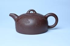 紫砂壶图片：油润底槽清 卡盖难度相当大 全手工半月紫砂壶  君臣一梦,今古空名 但远山长,云山乱,晓山青 - 紫砂壶之家