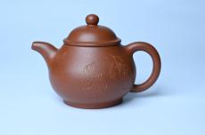 紫砂壶图片：美壶特惠 王老师 全手工红降坡泥潘壶 国助工 易轩 范小君徒杨志超老师刻绘 装饰小富贵特文气 - 紫砂壶之家