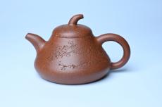 紫砂壶图片：美壶特惠 潜力股王老师 全手工拍打成型茄瓢壶 装饰梅花 特文气 - 紫砂壶之家