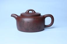 紫砂壶图片：潜力股周小培老师 4号井深井红皮龙 全手工过桥井栏壶 装饰人物特文气 - 紫砂壶之家