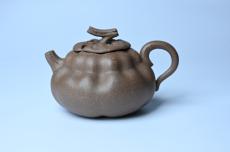 紫砂壶图片：美壶特惠 精致卡盖全手工老青段仿生小花货柿子壶 茶人醉爱 - 紫砂壶之家