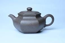 紫砂壶图片：实力派张海艳全手工精工老青灰泥六方仿古壶 气势磅礴 线面挺括平正 - 紫砂壶之家