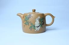 紫砂壶图片：美壶特惠 精致特好黄段泥井栏壶 泥绘祥瑞兔子 惠风和畅 寓意吉祥好运常来 - 紫砂壶之家